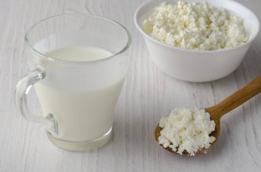 Cam bir şişe kefir ve kefir taneleri ile ahşap masada ekmek ruloları