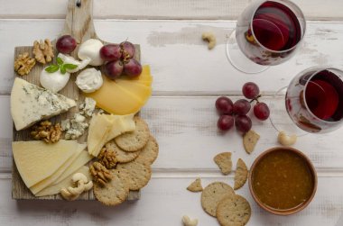 Beyaz arka planda reçelli fındıklı ve kurabiyeli peynir tabağı