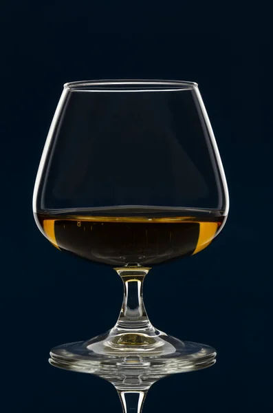 Glas Calvados Brandy en rode appels met reflectie — Stockfoto