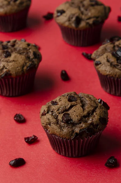 Zelfgemaakte Cranberry muffins op de achtergrond van de kleur — Stockfoto