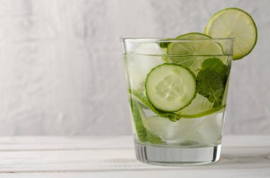 Bardağa doldurulmuş su. Salatalık, limon, kireç ve nane karışımı..