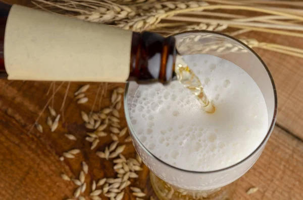 Bretzely a pivo na dřevěném pozadí. Oktoberfest food — Stock fotografie