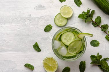 Bardağa doldurulmuş su. Salatalık, limon, kireç ve nane karışımı..