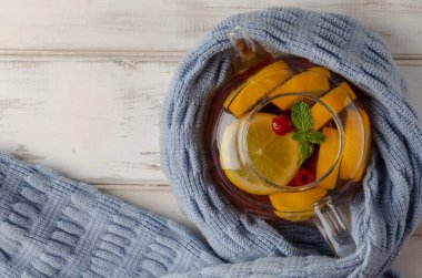 Portakal, limon, ahududu ve naneli meyveli çay.