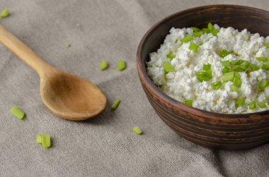 Cam bir şişe kefir ve kefir taneleri ile ahşap masada ekmek ruloları