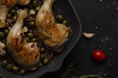 Çeri domatesli, zeytinli ve sarımsaklı ızgara tavuk göğsü.