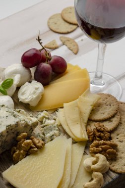 Beyaz arka planda reçelli fındıklı ve kurabiyeli peynir tabağı