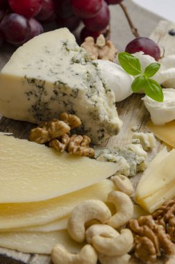 Ahşap arka planda reçelli fındıklı ve kurabiyeli peynir tabağı