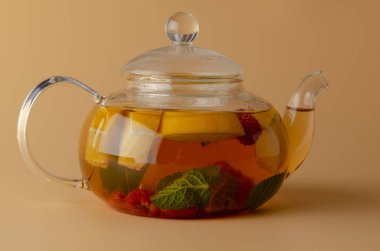 Portakal, limon, ahududu ve naneli meyveli çay.