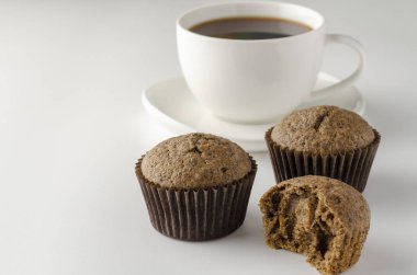 Chaga kahveli Chaga çörekleri - Beyaz arka planda süper yiyecek eğilimi