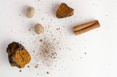 Chaga çörekleri - Beyaz arka planda süper yiyecek eğilimi