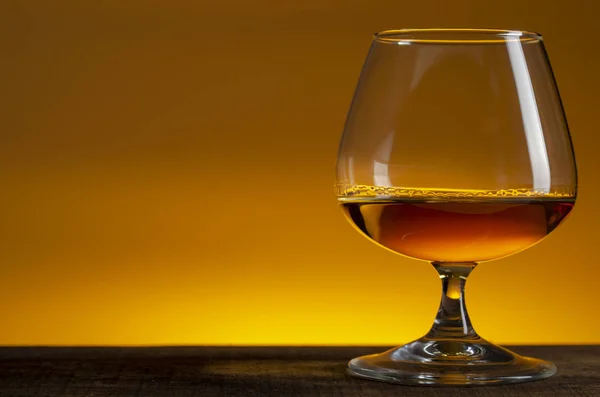 Glas Calvados Brandy och röda äpplen på träbordet — Stockfoto