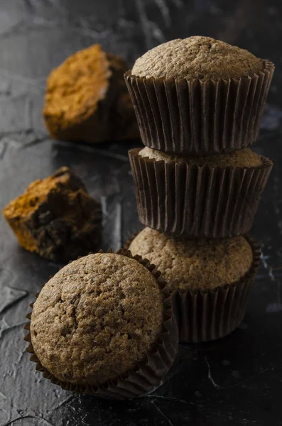 Chaga muffins - Superfood Trend på mörk bakgrund — Stockfoto