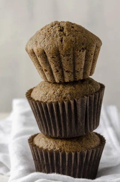 Muffins Chaga - Tendência Superfood no fundo branco — Fotografia de Stock