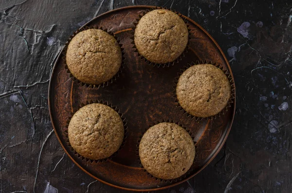 Chaga muffins - Superfood Trend på mörk bakgrund — Stockfoto