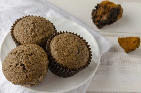 Muffins Chaga - Tendência Superfood no fundo branco — Fotografia de Stock