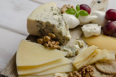Beyaz arka planda reçelli fındıklı ve kurabiyeli peynir tabağı
