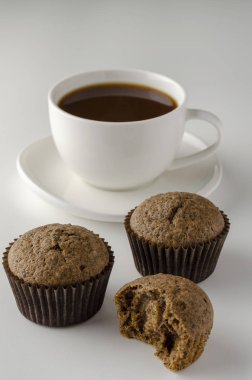 Chaga kahveli Chaga çörekleri - Beyaz arka planda süper yiyecek eğilimi