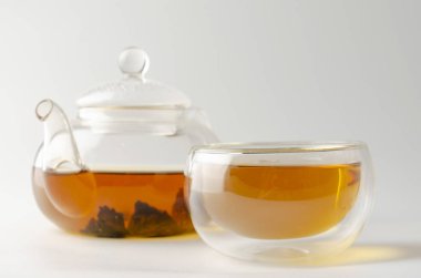 Chaga mantar çayı. Chaga parçalı tıbbi içecek.