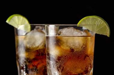 Siyah arka planda buzlu soda veya kokteyl.
