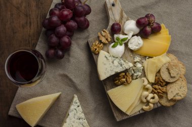 Ahşap arka planda reçelli fındıklı ve kurabiyeli peynir tabağı