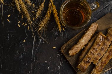 Koyu arkaplanda brretzel ve bira. Oktoberfest yemekleri