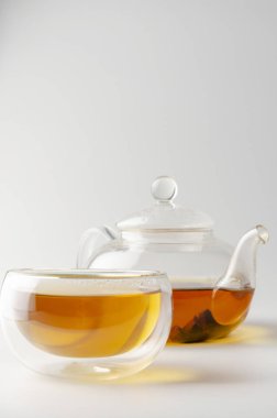Chaga mantar çayı. Chaga parçalı tıbbi içecek.