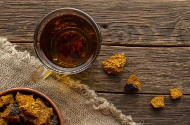 Chaga mantar çayı. Chaga parçalı tıbbi içecek.
