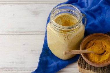 Safranlı, portakallı, muzlu ve tarçınlı sağlıklı bir içecek.