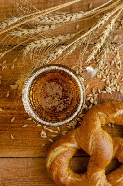 Bretzely a pivo na dřevěném pozadí. Oktoberfest food — Stock fotografie