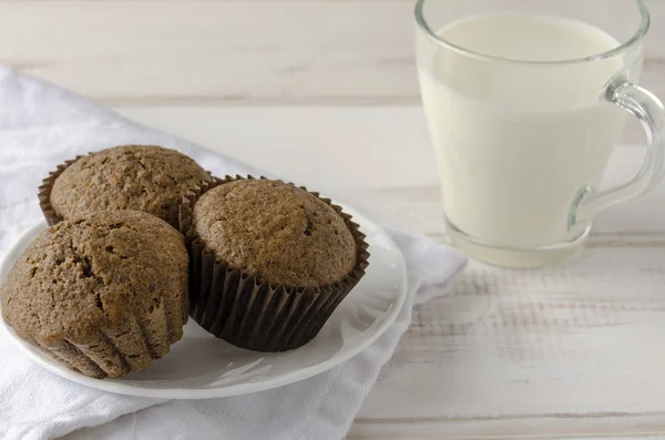 Muffins Chaga - Tendência Superfood no fundo branco — Fotografia de Stock