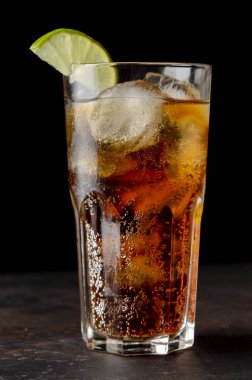 Siyah arka planda buzlu soda veya kokteyl.