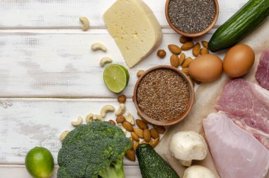 Keto diyeti. Ahşap arka planda fındık, et ve fındık