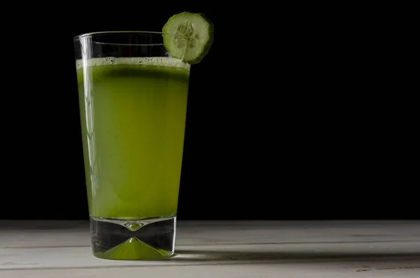 Healthy green juice or smoothie on the dark background — Stock Photo, Image