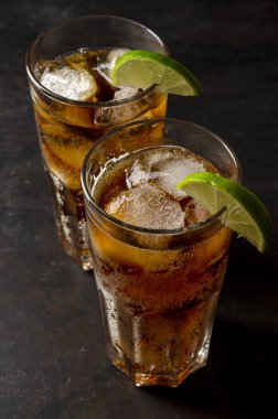 Siyah arka planda buzlu soda veya kokteyl.