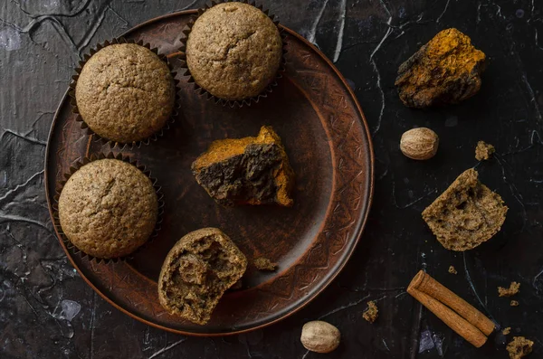 Chaga muffins - Superfood Trend på mörk bakgrund — Stockfoto