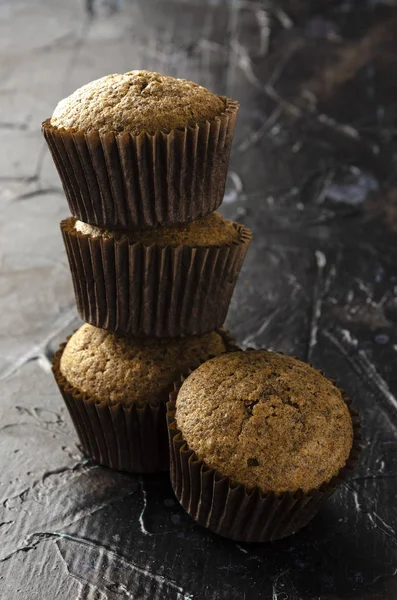 Muffins Chaga - Tendência Superfood no fundo escuro — Fotografia de Stock