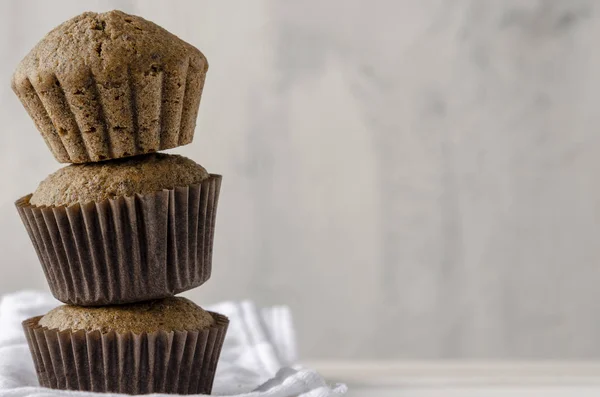 Muffins Chaga - Tendência Superfood no fundo branco — Fotografia de Stock