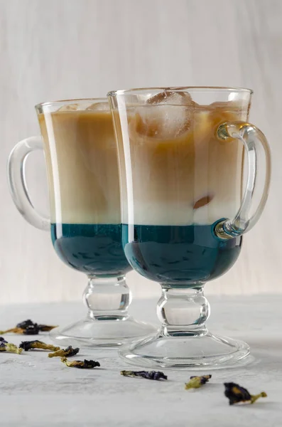 Anchan Butterfly Pea com café e leite. Latte de Anchan — Fotografia de Stock