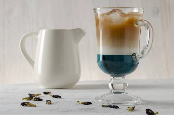 Anchan Butterfly Pea com café e leite. Latte de Anchan — Fotografia de Stock