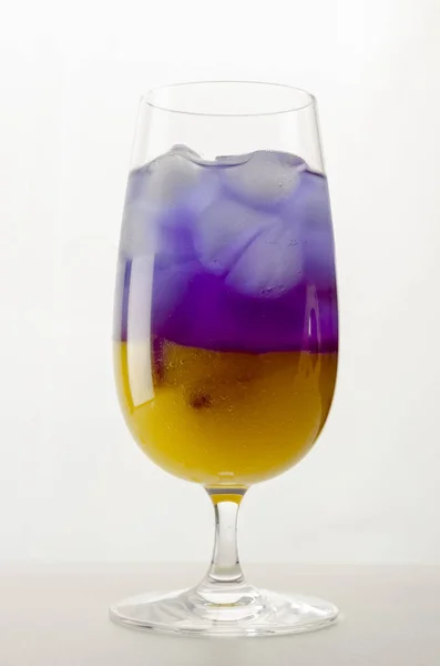 Anchan et mangue avec cocktail glacé isolé — Photo