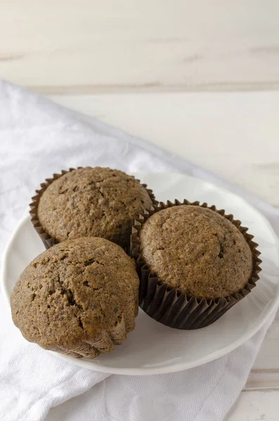 Muffins Chaga - Tendência Superfood no fundo branco — Fotografia de Stock