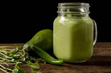 Siyah arka planda yeşil meyve püresi