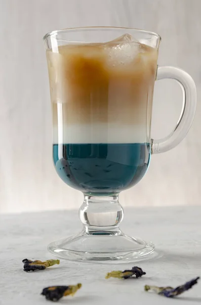 Anchan Butterfly Pea com café e leite. Latte de Anchan — Fotografia de Stock