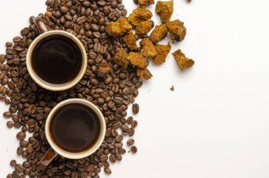 Beyaz arka planda baharatlı Chaga kahvesi.