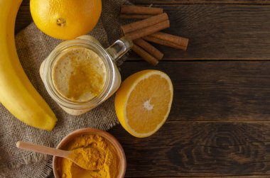 Safranlı, portakallı, muzlu ve tarçınlı sağlıklı bir içecek.