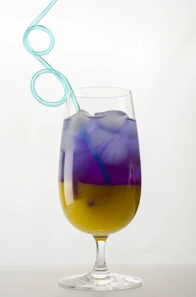 Anchan e mango frutta con cocktail di ghiaccio isolato — Foto Stock