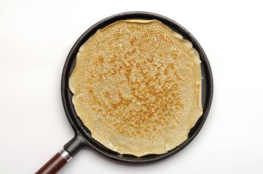 Beyaz tencerede krep pişiriyorum.