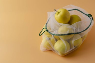 Şeftalinin üzerinde meyveli geri dönüşümlü eko paket