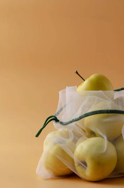 Recycelbare Öko Verpackung Mit Früchten Isoliert Auf Dem Pfirsich — Stockfoto